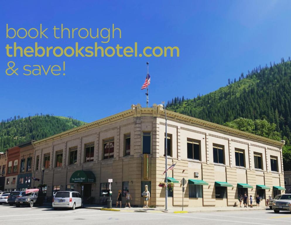 华莱士The Brooks Hotel Restaurant and Lounge的上面有美国国旗的建筑