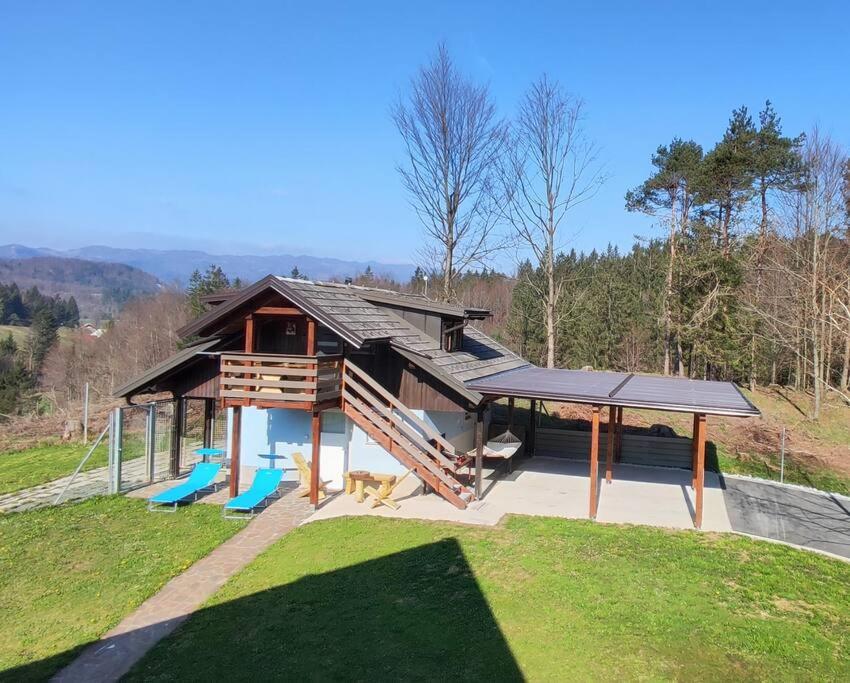 TrebčePočitniška hiška v gozdnem raju的一座带甲板和游乐场的大房子