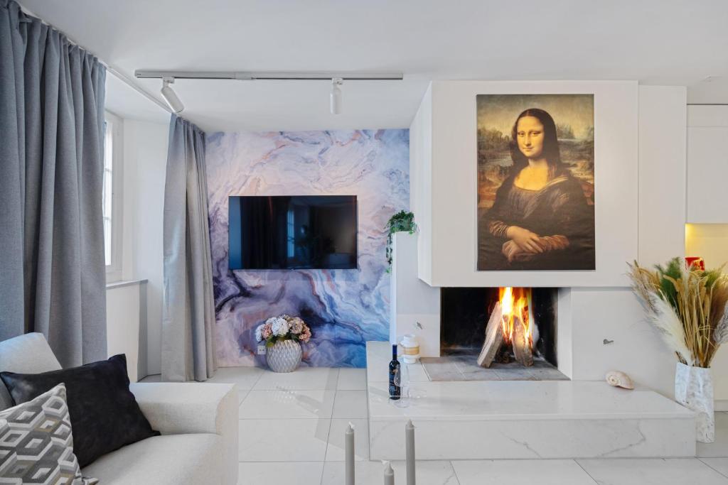 苏黎世Boutique Design-Suite-Apartment at best central Location的客厅设有壁炉和一幅女画