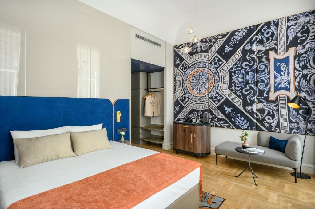 布达佩斯Hotel Moments Budapest by Continental Group的一间卧室设有一张大床和蓝色的墙壁