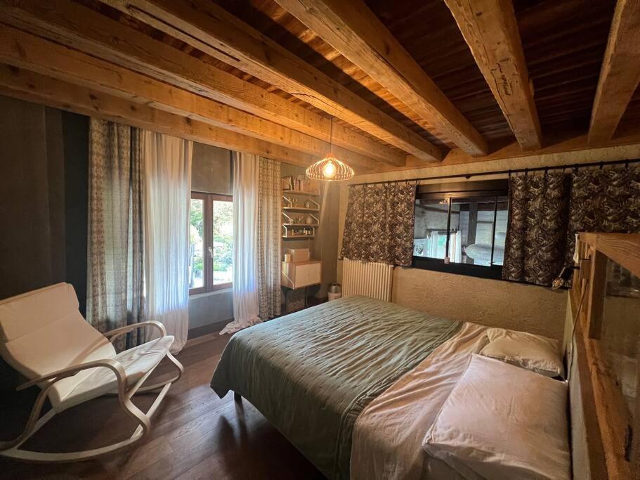 Héry-sur-AlbyFrench Farmhouse between Lake & Mountain的卧室配有床、椅子和窗户。