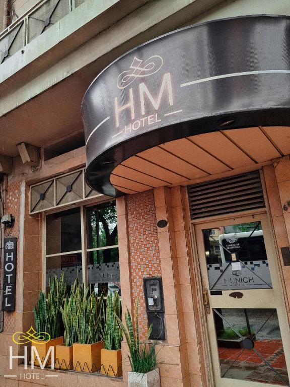 科尔多瓦HOTEL HM的建筑一侧的hm酒店标志