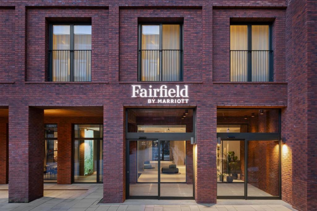 哥本哈根Fairfield by Marriott Copenhagen Nordhavn的砖砌的建筑,前面有标志