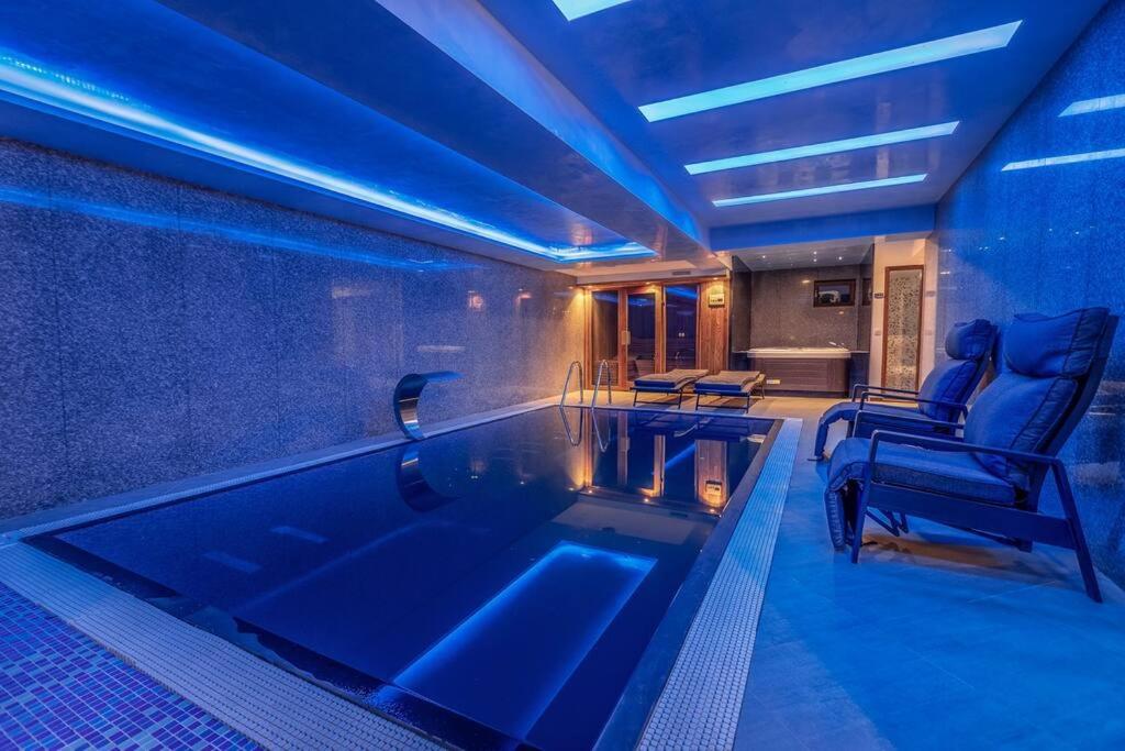 普雷瓦莱Luxurious Villa in Prevalla的一个带椅子和浴缸的大型游泳池
