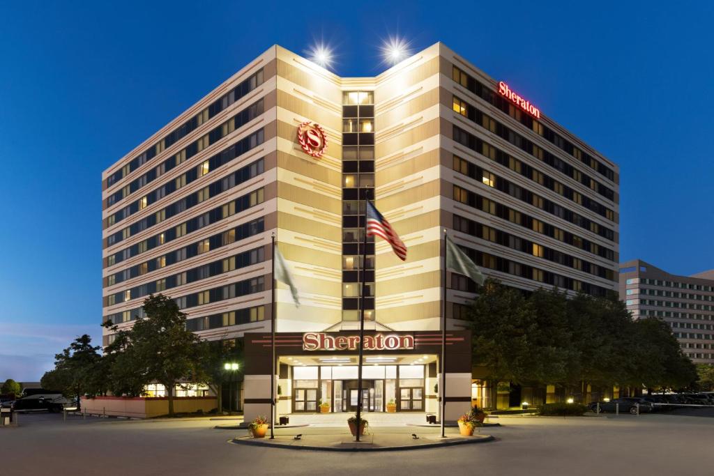 罗斯芒特芝加哥奥黑尔喜来登套房酒店的一座建筑的顶部是一间明星酒店