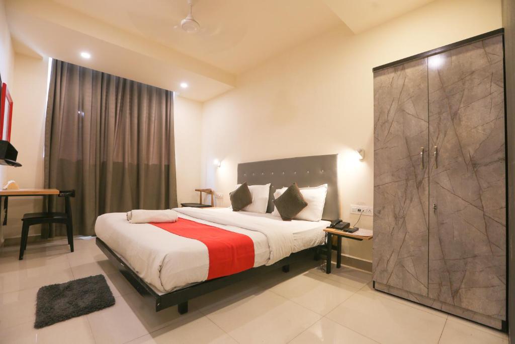 卡延Hotel Leesha Residency的一间卧室设有一张大床和淋浴