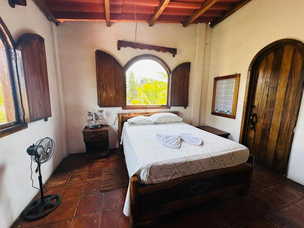蒙特里科Casa Villa Pesca的一间卧室设有一张床和一个窗口