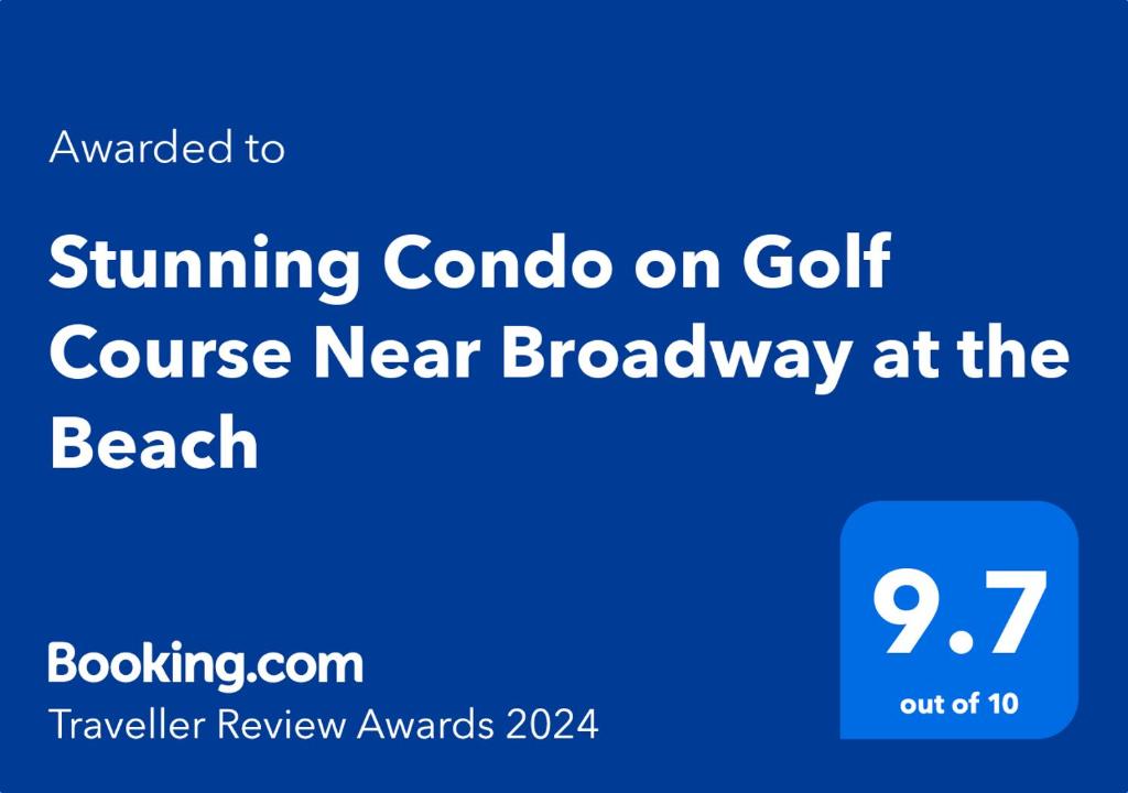 默特尔比奇Stunning Condo on Golf Course Near Broadway at the Beach的宽阔的高尔夫球场上用暖和的警戒线标着蓝色的标志