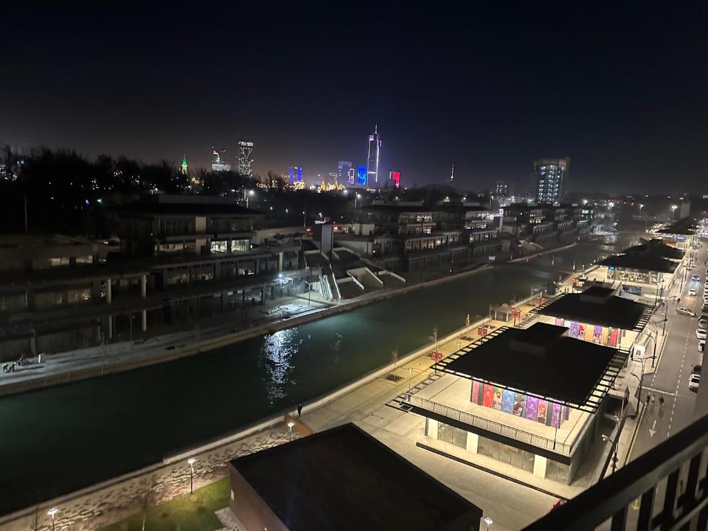 塔什干Luxury studios的夜晚城市与河流的景色