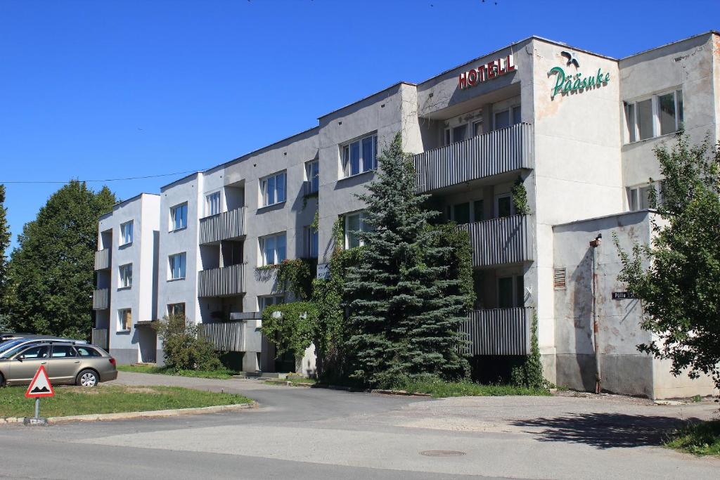 约赫维Hotell Pääsuke的公寓大楼前面设有停车位
