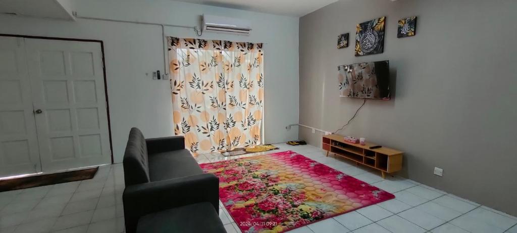 伯豪Homestay Atikah Bahau的带沙发和地毯的客厅