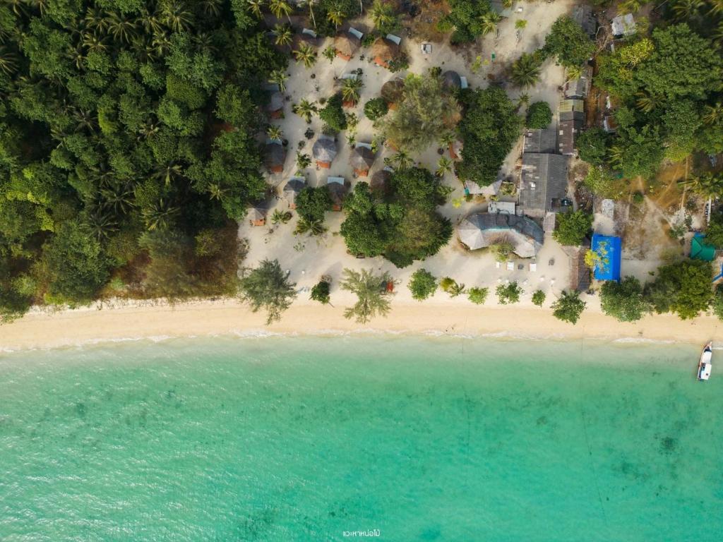 奈岛Mayalay Resort-Green Hotel的享有蓝色海水海滩的空中景致