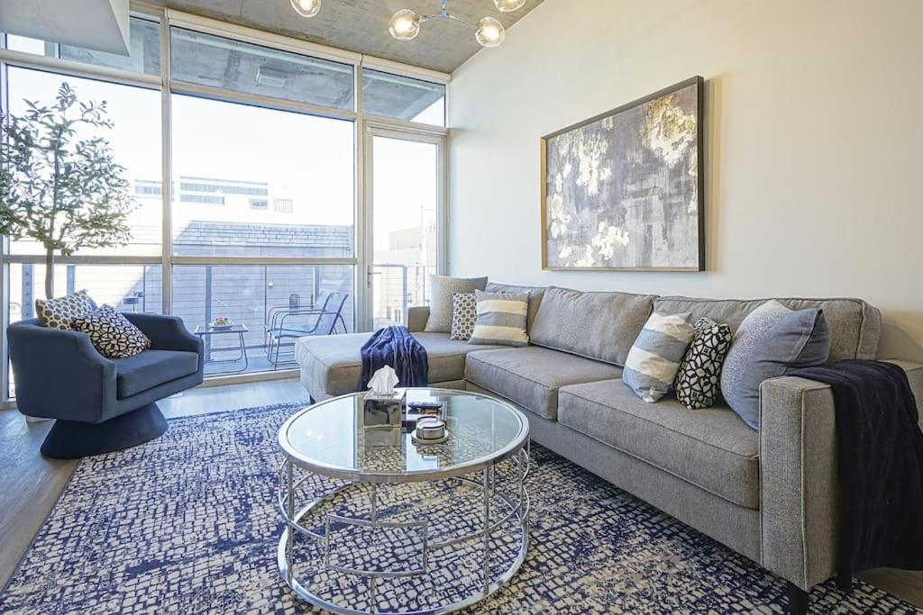 拉斯维加斯Loft Lv8 ※ Elegant Urban Oasis in Downtown Vegas的客厅配有沙发和桌子