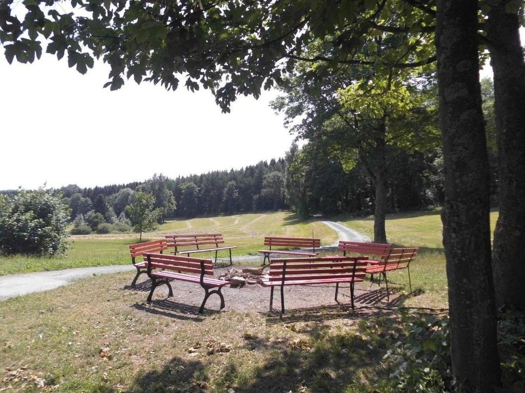 赛达Ferienwohnung für 4 Personen ca 37 qm in Sayda, Sachsen Osterzgebirge的公园里一群长椅
