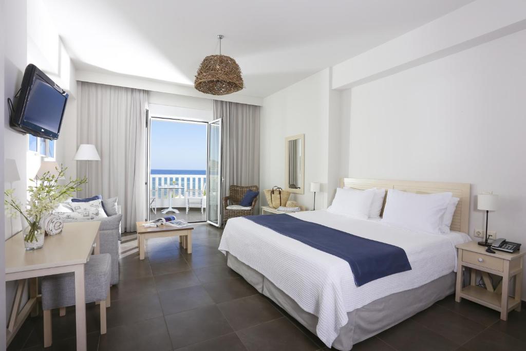 马拉松波利斯阿尔蒂娜诺沃酒店的酒店客房设有一张大床和一个阳台。