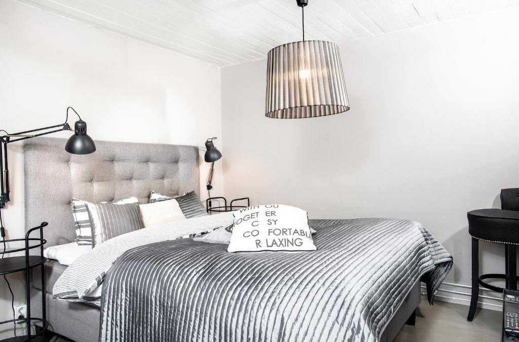 波尔沃Vivante Basement Accommodation的白色的卧室配有带枕头的床