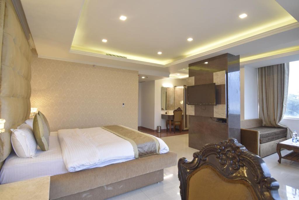 焦特布尔Gourav Lodge的一间卧室设有一张床和一间客厅。