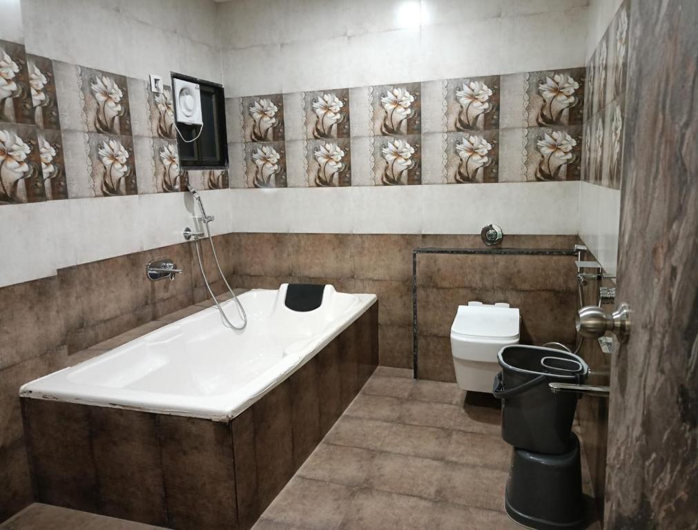 巴夫那加尔HOTEL E CLASSICO的带浴缸和卫生间的浴室。