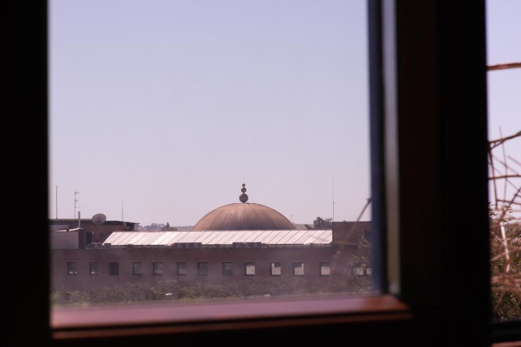 塞维利亚SE - Peaceful Shiny Apartment Near Fibes的从窗口欣赏清真寺的景色