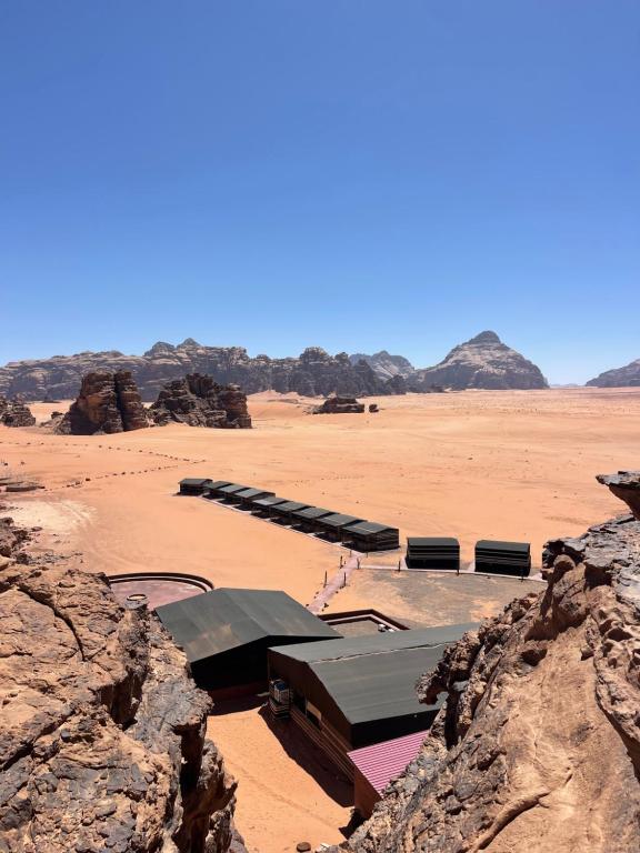 瓦迪拉姆Wadi Rum Magic Camp的沙漠中间的一群建筑物
