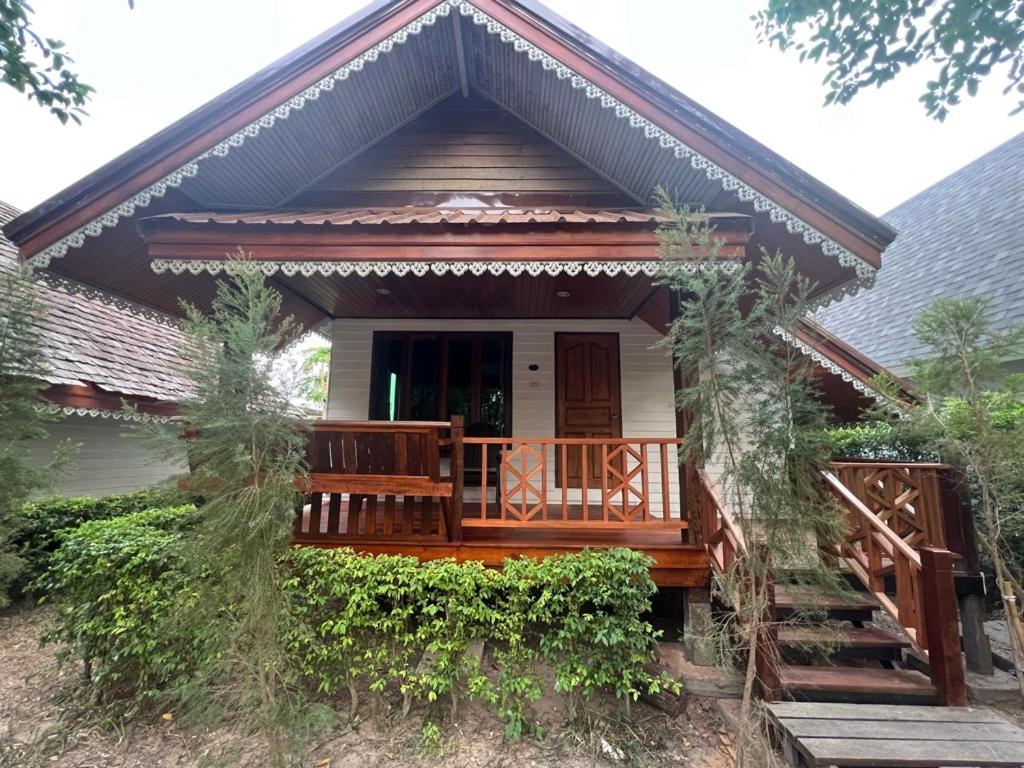 农布Sirilagoona Home Resort的一座小房子,设有大型木甲板