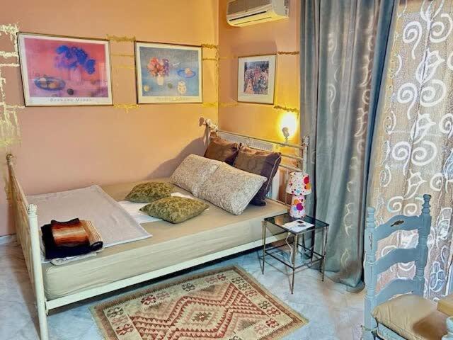 希俄斯Chios Cozy studio Island Getaway的一张床上的枕头