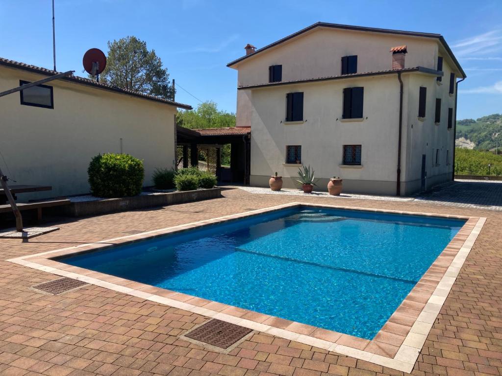 Borgo TossignanoCa’ Vanello的房屋前的游泳池