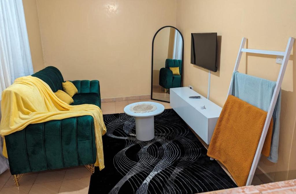 JujaCOMFORT CORNER的一间带绿色沙发和镜子的浴室