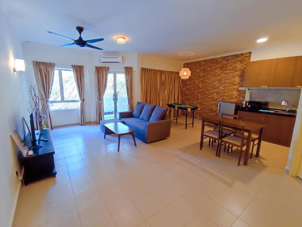 迪沙鲁Balini Home Tiara Desaru的客厅配有蓝色的沙发和桌子