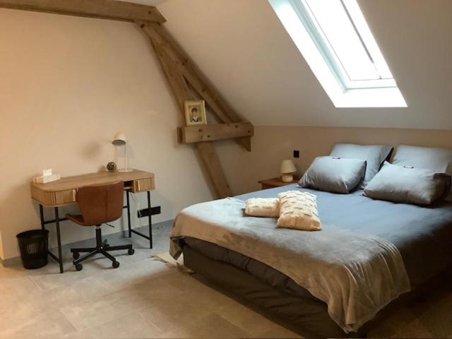KortenbergB&B Schaliëndak的一间卧室配有一张床、一张书桌和一个窗户。