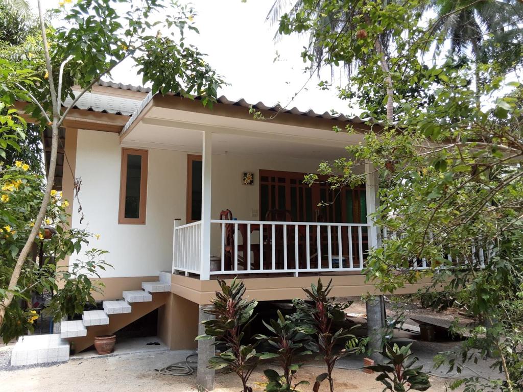 恰洛克拉姆Baan Moonchan House的森林中带阳台的小房子