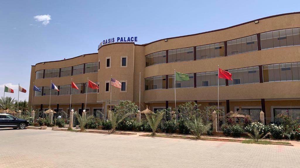 拉希迪耶Hotel Oasis Palace的前面有一大堆旗帜的建筑