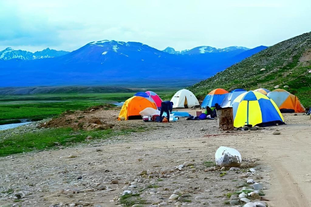 锡卡都Mantri Bai Camping Site Deosai的山边的一组帐篷