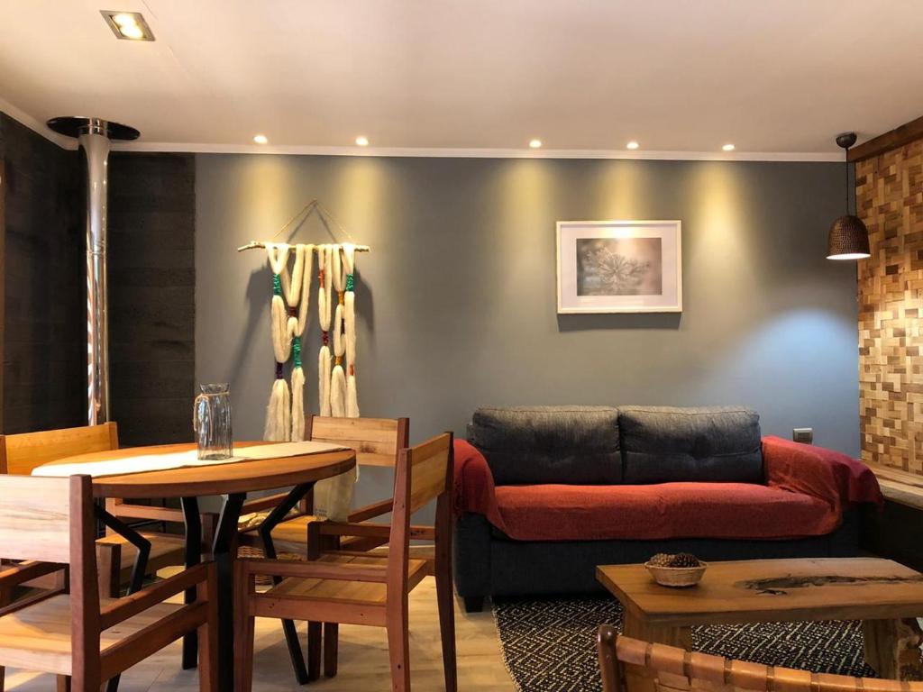 皮奇勒姆Lodge Crux的客厅配有沙发和桌子