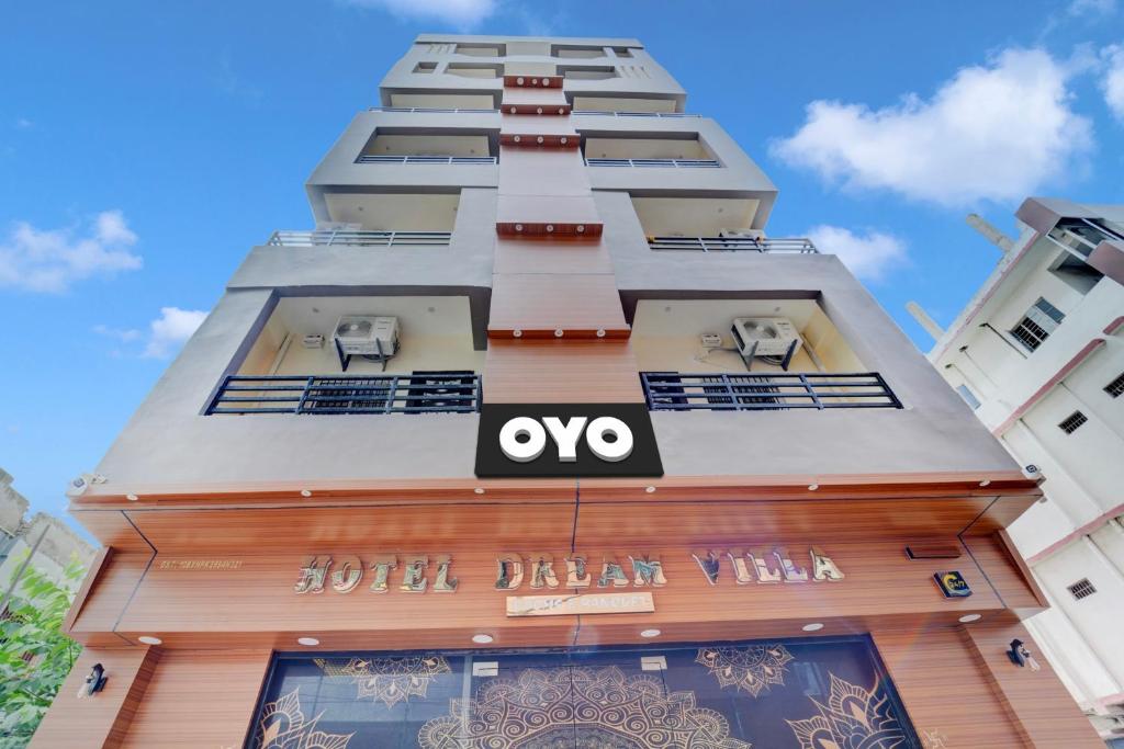 巴特那Collection O Hotel Dream Villa的一座高大的建筑,上面有卵石标志