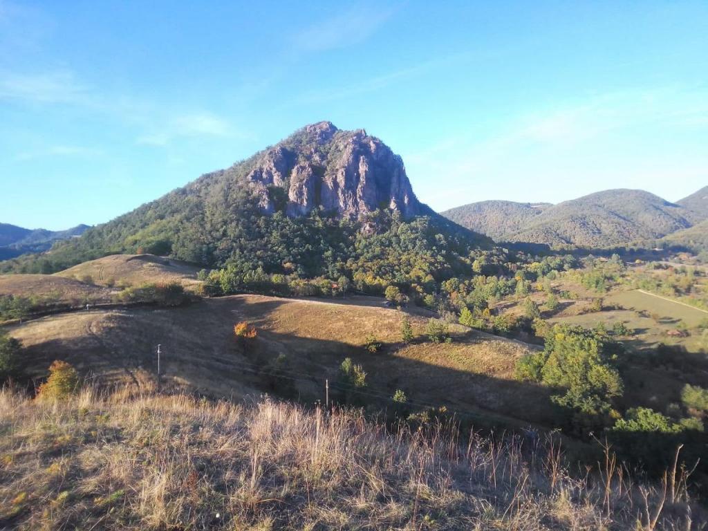 HărţăganiWohnwagen - Bergblick Siebenbürgen的山谷中间的山