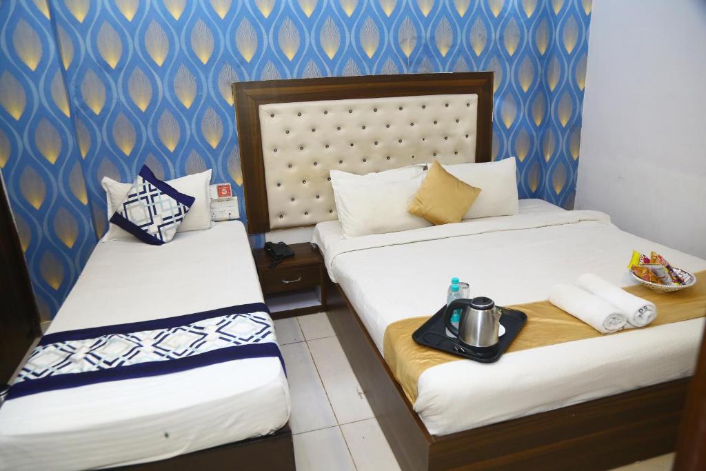 商沙巴Hotel MN Grand Shamshabad Airport Zone Hyderabad的配有两张床的酒店客房