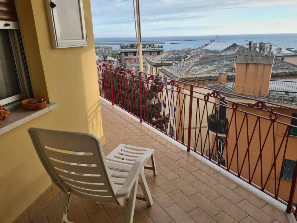 热那亚Terrazza sul mare citra 1666的阳台配有椅子,享有海景