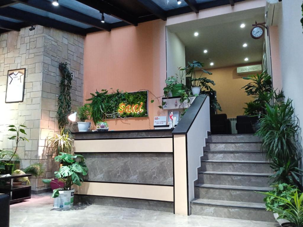 第比利斯萨尼酒店的大堂设有楼梯和盆栽植物