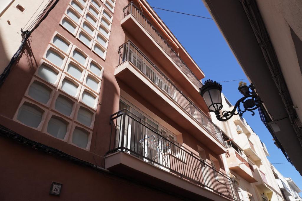贝尼多姆Aparthotel Pelicano的带阳台和街灯的建筑