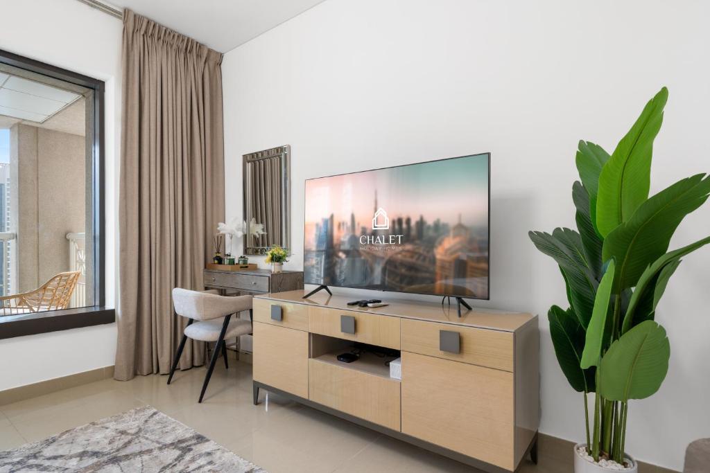 Luxury Studio, 29 Boulevard near Burj Khalifa Downtown - Chalet Homes的电视和&#47;或娱乐中心