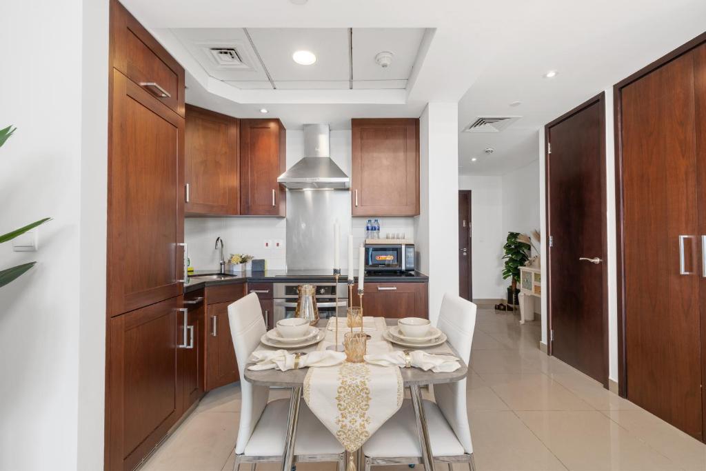 Luxury Studio, 29 Boulevard near Burj Khalifa Downtown - Chalet Homes的厨房或小厨房