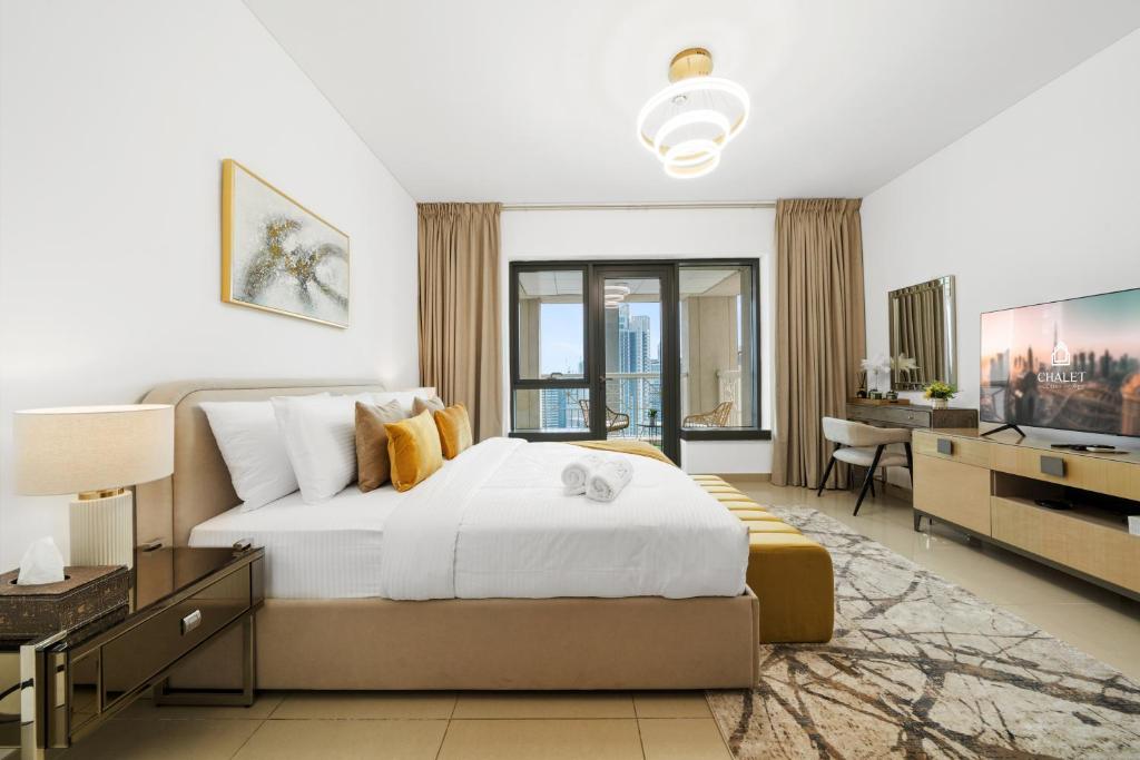 迪拜Luxury Studio, 29 Boulevard near Burj Khalifa Downtown - Chalet Homes的一间带大床和电视的卧室