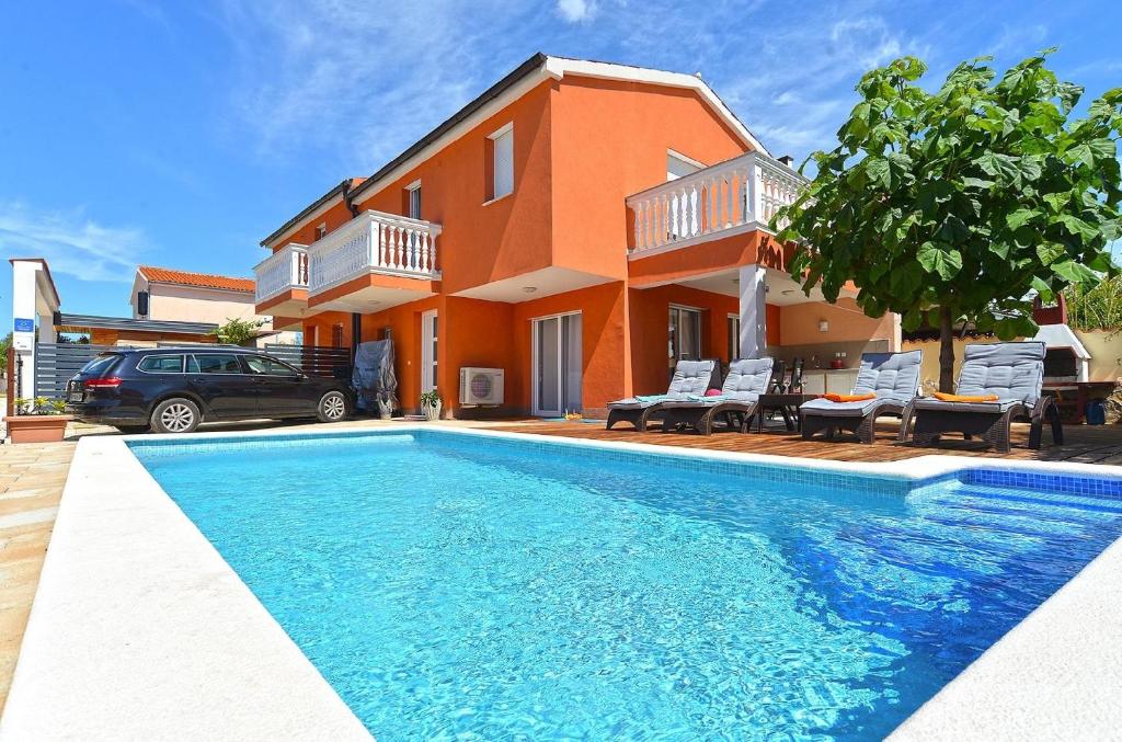 巴尔巴里加Ferienhaus mit Privatpool für 6 Personen ca 80 qm in Barbariga, Istrien Istrische Riviera的房屋前有游泳池的房子