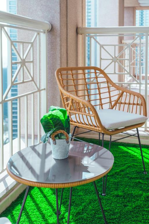 Luxury Studio, 29 Boulevard near Burj Khalifa Downtown - Chalet Homes的阳台或露台
