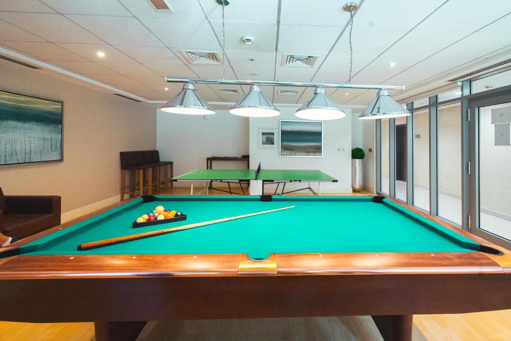 Luxury Studio, 29 Boulevard near Burj Khalifa Downtown - Chalet Homes内的一张台球桌
