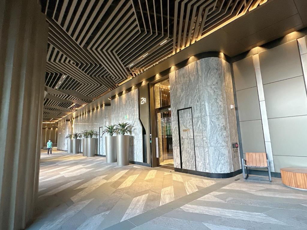 香港香港將軍澳歐式風格3房2廳高級公寓的建筑物的走廊,有人沿着走廊走