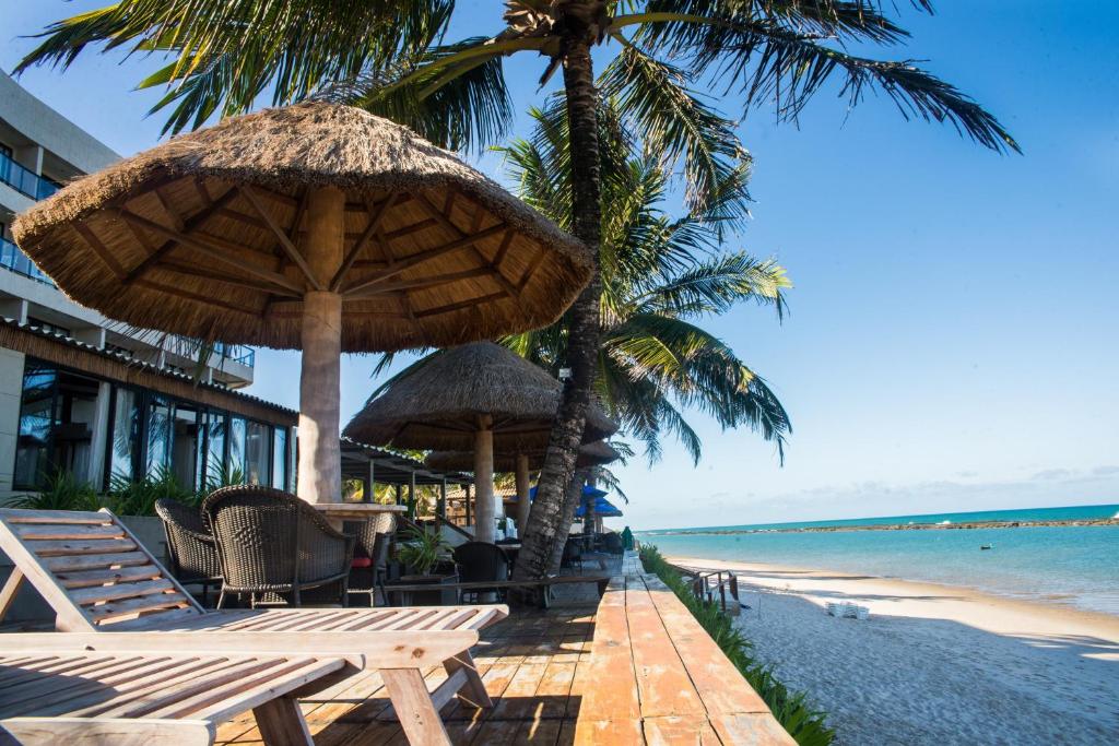 拉巴拉德纳圣米格尔巴拉乡村酒店的海滩上设有椅子和遮阳伞,还有大海