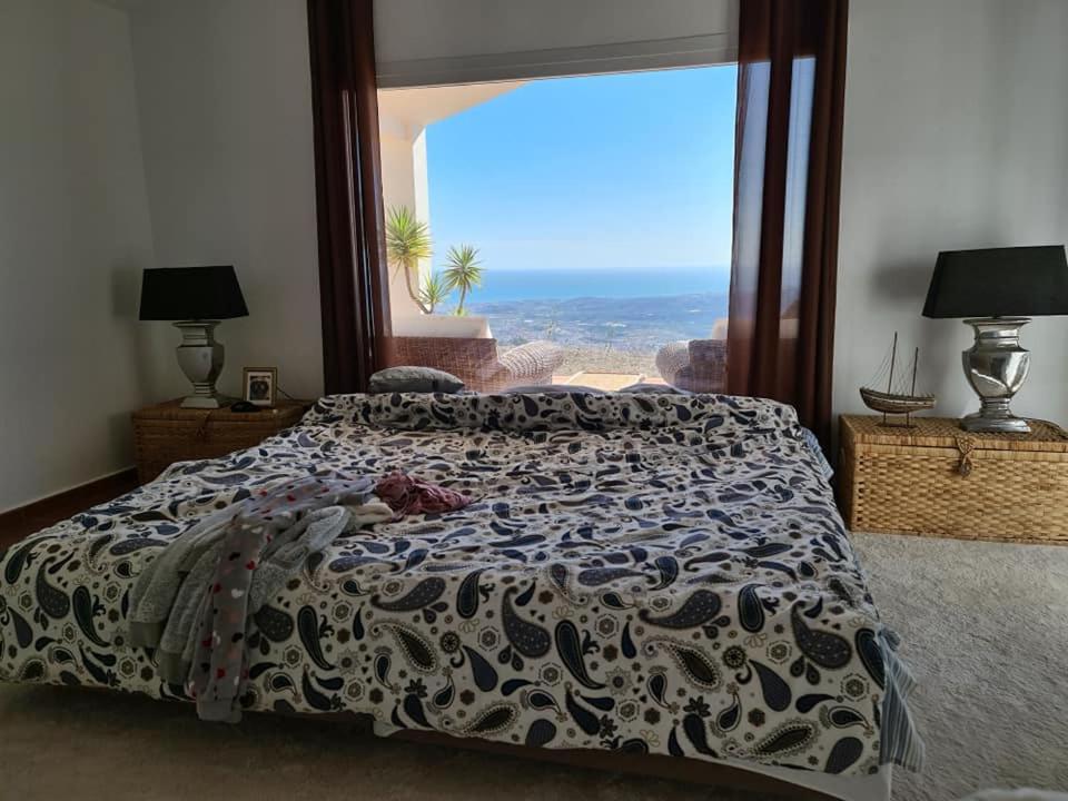 贝莱斯Las 2 Lunas的一间卧室配有一张床,享有沙漠美景