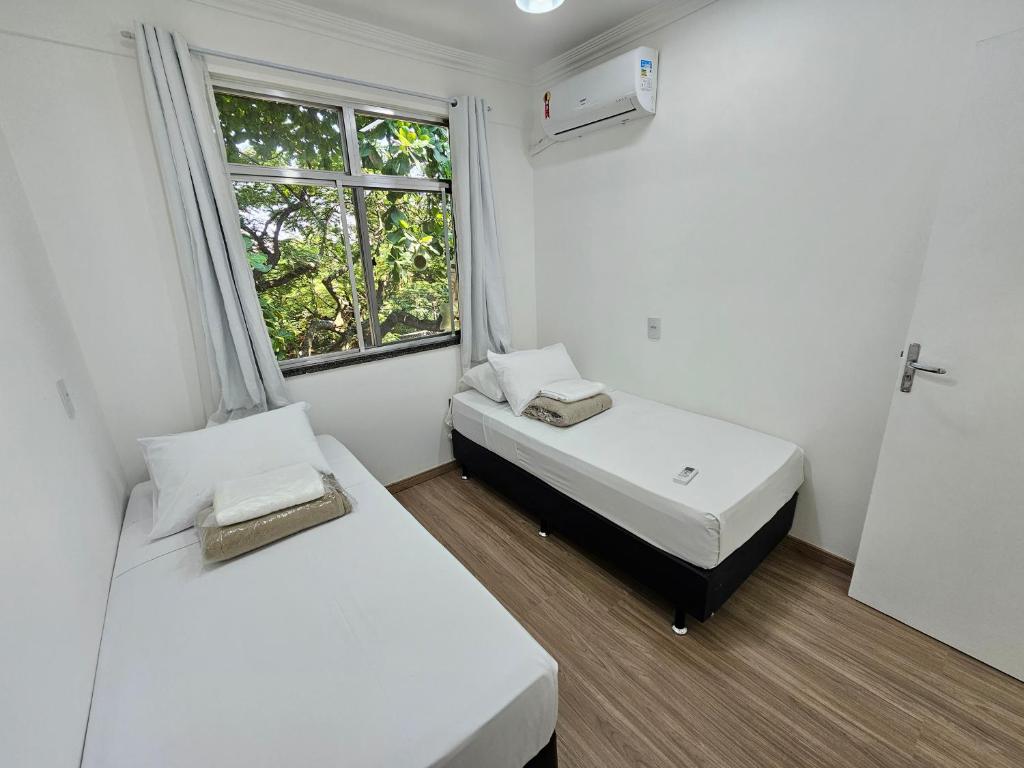 里约热内卢Quarto Privativo em Condominio的小型客房 - 带2张床和窗户